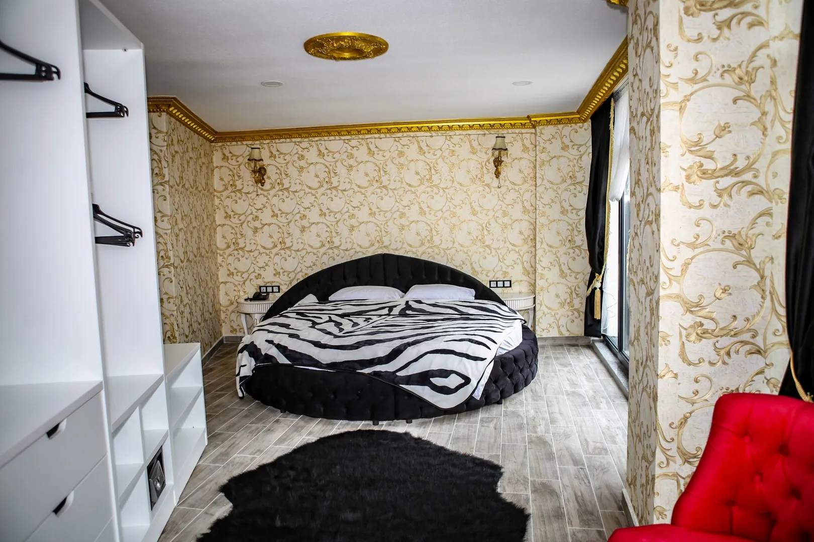 Hadrian Otel